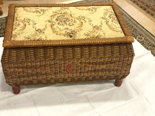Vintage Wäschetruhe Wäschekorb Wäsche aufbewahren Korbgeflecht florales Muster 1