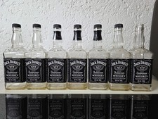7 leere Jack Daniels Flaschen