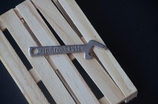 ANDREAS PILS / Kapselheber