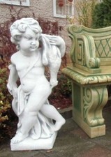 Steinfigur " Putte zur Jagd "