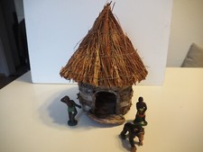 Strohhütte mit Figuren