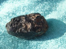 Tropfenförmiger Tektit aus