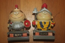 2 lustige Plastikfiguren