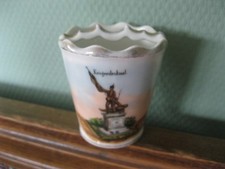 Kriegerdenkmal Apolda Barttasse ??? Schirmständer ??? Andenken Andenkenporzellan