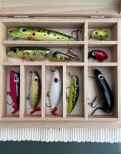 Holz-Schachtel mit 9 handgebauten Wobblern - Peter Biedron Bachforelle Spezial -