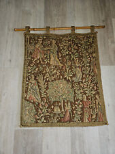 Alter Gobelin, mit aufwendigen Stickereien, Goldborde, tolle Erhaltung, Hofmotiv