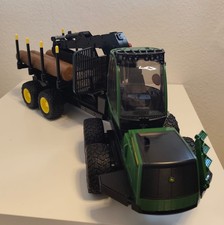 BRUDER John Deere 1210E  Rückezug mit Holzgreifer + 4 Baumstämme (02133)