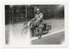 Foto Kradmelder der Wehrmacht im Gummianzug auf einem BMW Motorrad