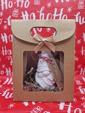 Handgefertigte Wichtel als Geschenk verpackt aus Keramikgips in weiss