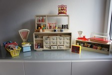 Antiker Kaufladen mit Emailleschildchen und allerlei Zubehör