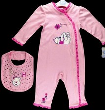 Disney WINNIE THE POOH Baby Mädchen rosa Strampler & Lätzchen Set Größen Neugeborene - 6 Monate