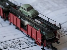 Klein Modellbahn H0 Autotransportwagen DB beladen mit Wiking Käfer Typ 6+7