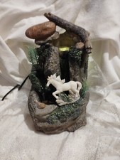 Einhorn Figur Zimmerbrunnen LED Gelblicht Brunnen Gras Organza weiß/Silberpunkte