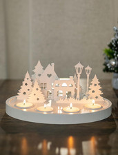 Moderner Adventskranz aus Holz mit Teelichtern für Weihnachten