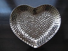 Schale in Herzform, in Waben
