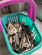 Kiste mit alten DDR Wäschereiklammern aus Holz