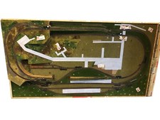 Modelleisenbahn Modellbahnplatte Spur TT 1:120 215x111 cm inkl. Häuser Gleise