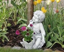 Junge sitzend Blumenkorb