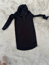 Schwarzes Kapuzenkleid Von