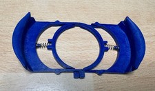 Blaues Teil mit Federn