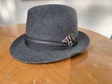 Grauer Herrenhut aus