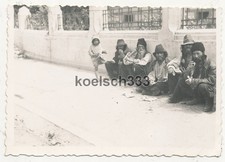 Foto Zigeuner sitzen an einer Mauer in Buzau Rumänien Wehrmacht Balkanfeldzug