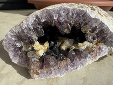 Amethyst-Druse mit Calcit – Handgroße Geode aus dem Fischbachtal