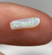Coober Pedy fossiler Opal Belemnit 0,6 ct mit viel Feuer