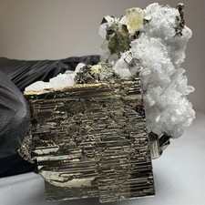 Top Würfel Pyrit mit Gelbem Apatit & Bergkristall 464,43 Gramm AA+ Aus Peru