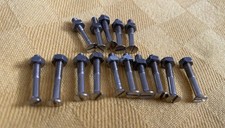 16 Schrauben / Muttern