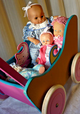 4xBaby Puppen 1xZapf Holz Kinderwagen Krabbelkinder Ausflug Bekleidet 2 Haken