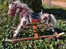 Altes Schaukelpferd groß