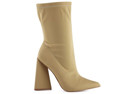 Beigefarbene damenstiefel mit - beigefarbene,