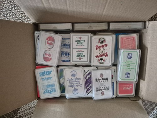 Einen karton spielkarten - einen, aus