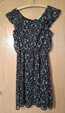 Verspieltes Sommerkleid aus schwarzem Crêpe-Stoff mit Blumen, Gr.38, Clockhouse