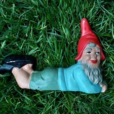 Alter kleiner Gartenzwerg liegend, 60er Jahre, Heissner, freundlich und nett