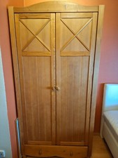 Schrank und Bücherregal für