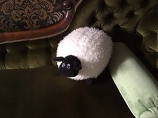 Flauschiges Plüsch Schaf