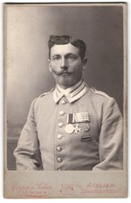 Fotografie Eugen Saher, München, Sergeant mit Ordensspange, DSW Afrika Medaille 