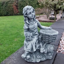 Steinfigur Mädchen mit