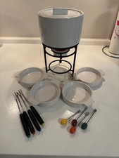 Schokoladen Fondue mit Schälchen und Gabeln