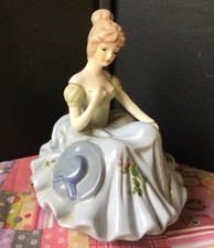 Spieluhr figur sitzende junge - sitzende,