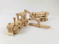 Traktor mit Kran und Baumatämmen Holzspielzeug Kind Holzauto Fahrzeug 51x9x16cm
