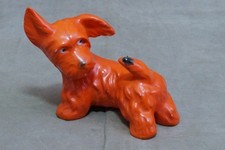 FIGUR PORZELLAN HUND MIT FLIEGE AUF SCHWANZ PORZELLANFIGUR ORANGE  60ER 70ER