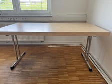 10 Seminartische, Hochwertiger Klappmechanismus • Geringe Stapelhöhe • belastbar