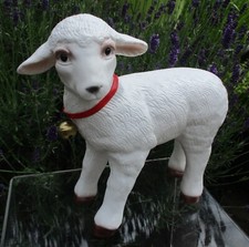 Niedliche Gartenfigur Schaf