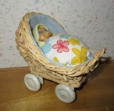 𓃻 alter Puppenstuben Puppenwagen   mit Püppchen 𓃻