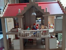 Großes Puppenhaus aus Holz mit Beleuchtung, viel Zubehör (Figuren, Möbel, usw.)