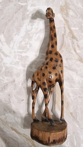 Handgeschnitzte holzgiraffe - handgeschnitzte,