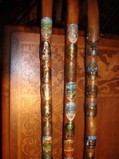 Wanderstöcke Konvolut  3 Stück mit 40 Wanderabzeichen